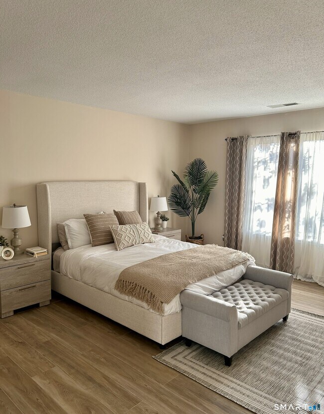 Building Photo - 7 Twin Oak Ct