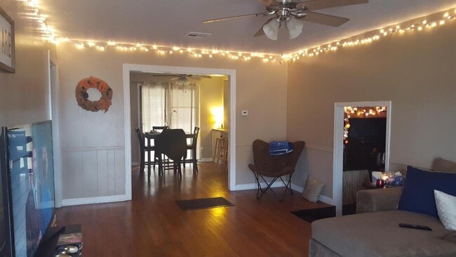 Building Photo - 1008 S Stanley St