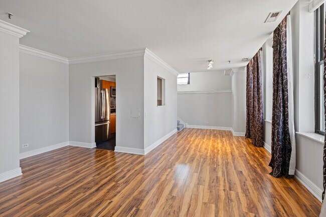 Building Photo - Unique & Extra Spacious Printers Row 1 Bed + Den! Over 900 Sq Ft! Ready for Move In!