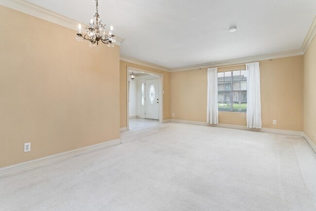 Building Photo - 5960 Townhouse Ln