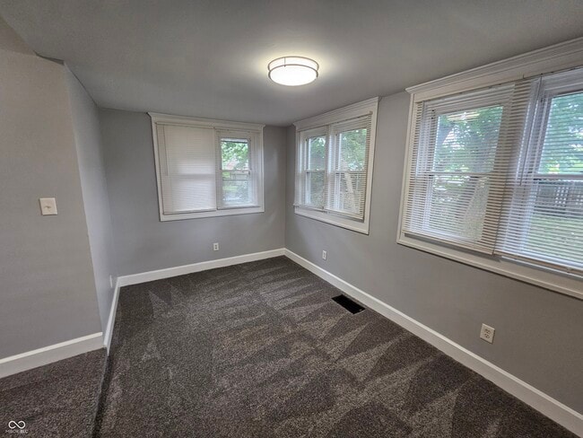 Building Photo - 3923 N Kenwood Ave