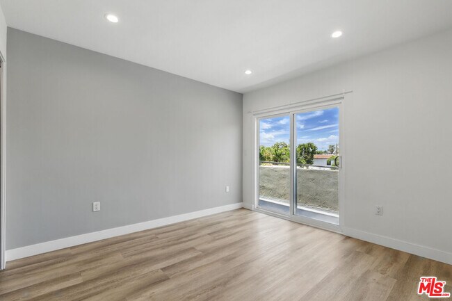 Building Photo - 6350 Willoughby Ave