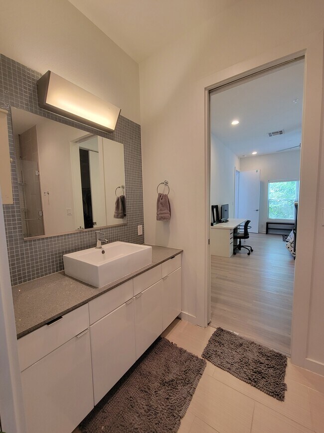 Primary bedroom bathroom - 207 Pierce St