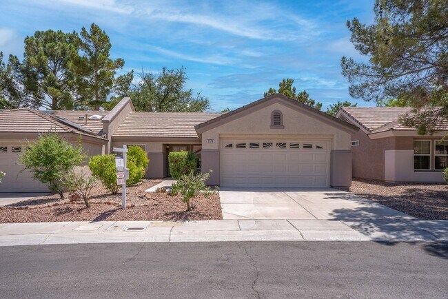 Building Photo - Beautiful 2 Bedroom Home Backing to Greenbelt