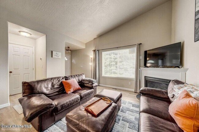 Building Photo - Beautiful Updated 3 Bedroom Condo with A/C, Garage & Fireplace in Forsythia Place!