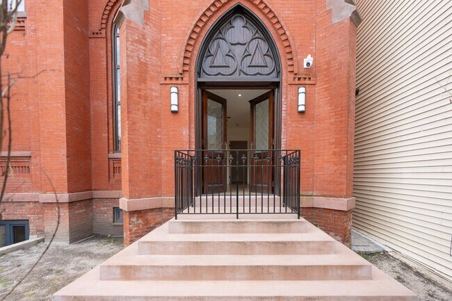 Building Photo - 328 Pacific Ave
