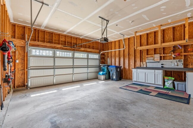 Building Photo - Beautiful 3-Bed, 3-Bath Home in Excellent ...