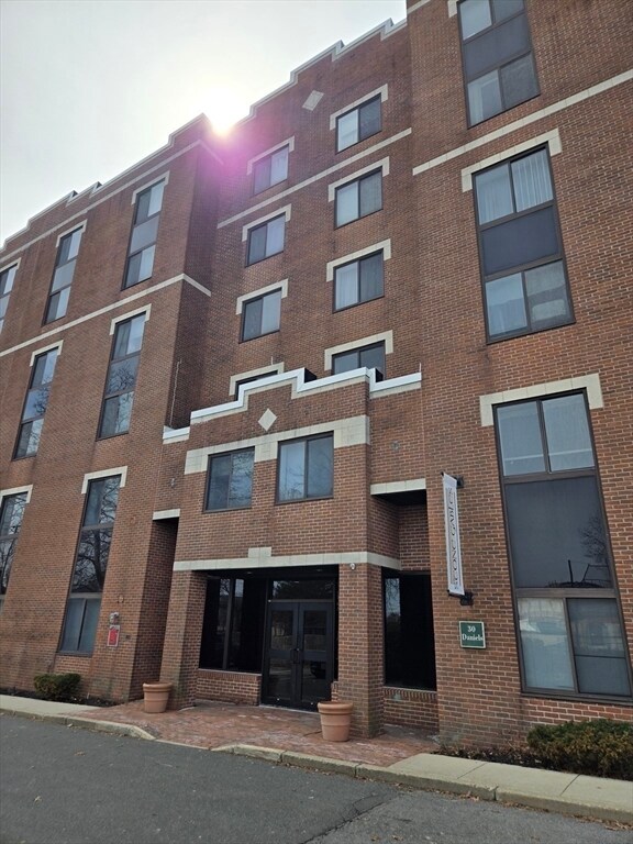 Building Photo - 20-30-30 Daniels St