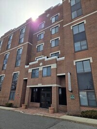 Building Photo - 20-30-30 Daniels St