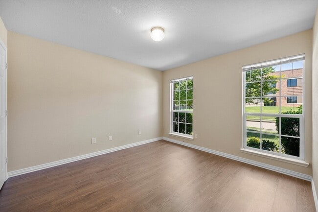 Building Photo - 1100 Camelot Dr