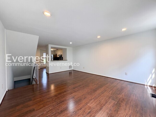 Building Photo - 2 Bed/2 Bath Town Home with Modern Amenities / Vouchers Accepted / Available Now!