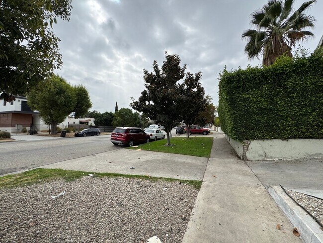 Building Photo - Large centrally located unit with shared yard