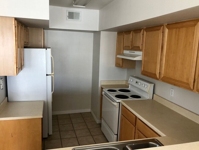 Building Photo - 2/2 condo becoming available February 1st,...