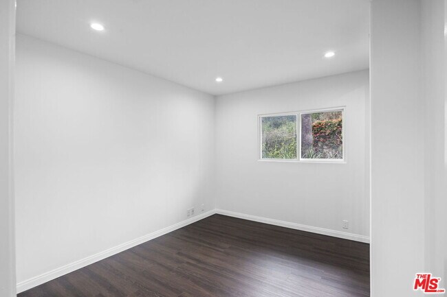 Building Photo - 350 Chautauqua Blvd