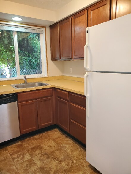 Building Photo - 2019 Simpson Ave