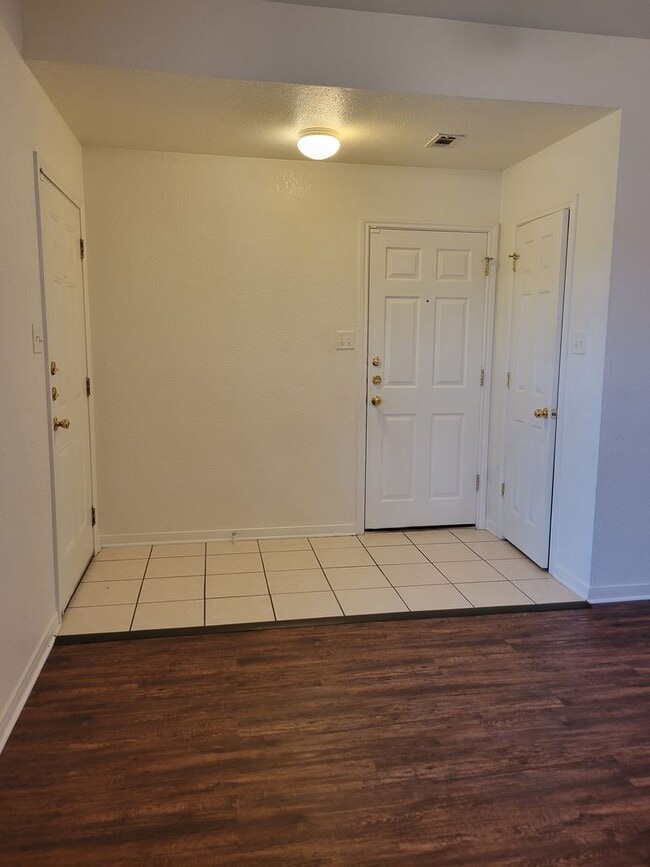 Building Photo - HUGE 2 BEDROOM DUPLEX IN HARKER HEIGHTS!