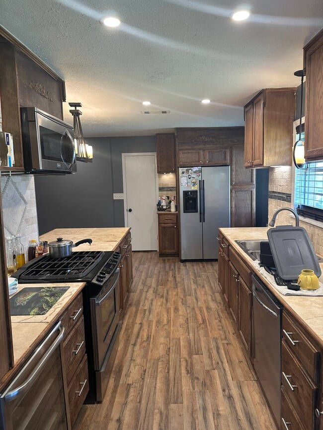 Building Photo - 221 Belaire Dr