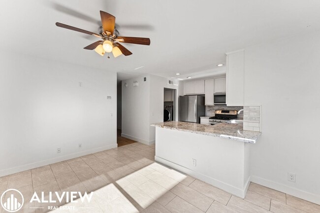 Building Photo - Gorgeous 3 Bed/2.5 Bath in Newport Beach Available Now!