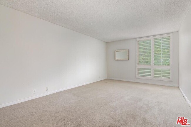 Building Photo - 809 S Bundy Dr