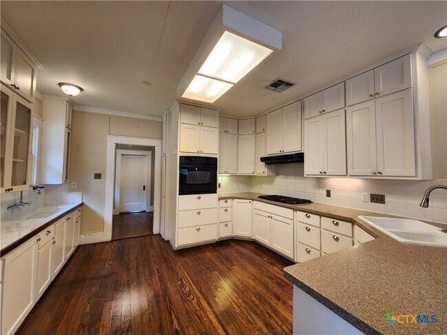 Building Photo - 709 W Coll St