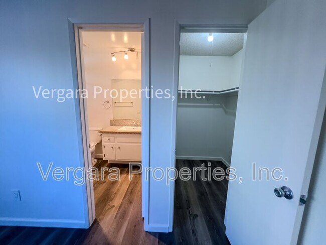 Building Photo - 2513 Ruhland Ave