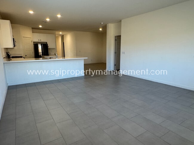 Building Photo - 724 E Ruby Dr