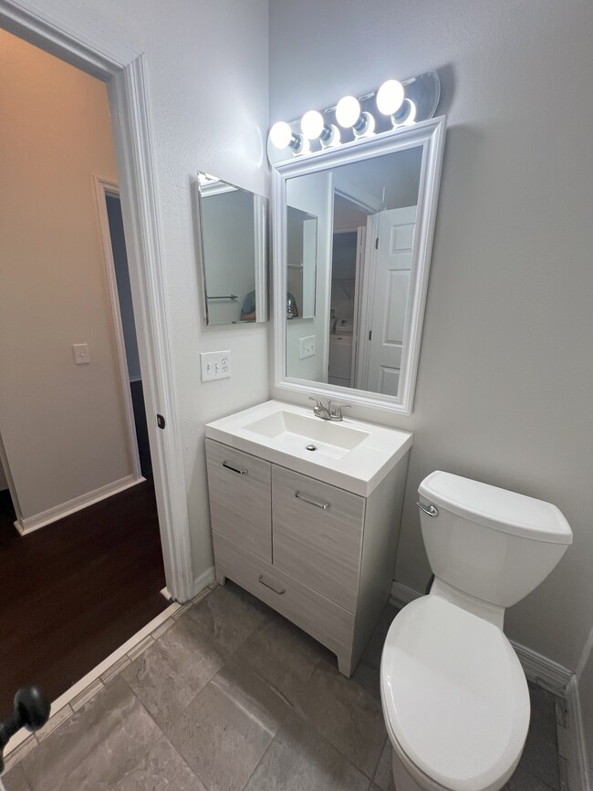 Building Photo - 563 Shoreham Ct NE