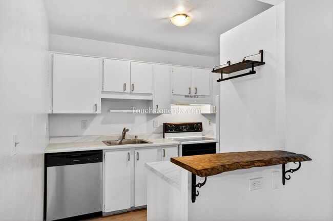 Building Photo - Updated 1BD/1BA Condo in Portland’s West Hills w/ Carport & Private Balcony