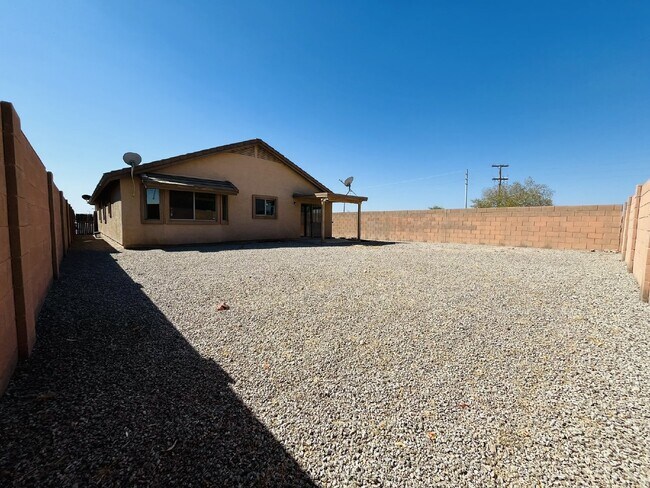 Building Photo - "Charming 3-Bedroom Oasis with 2 Full Baths in Buckeye - 1574 Sq Ft of Comfort!"