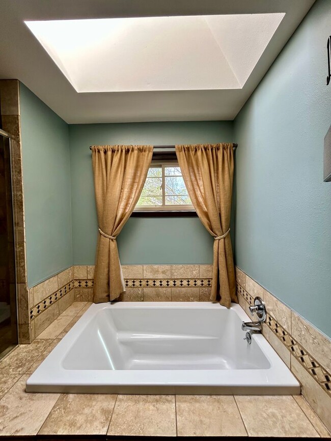 Building Photo - Beautiful 5 Bedroom Home with Large Private Yard