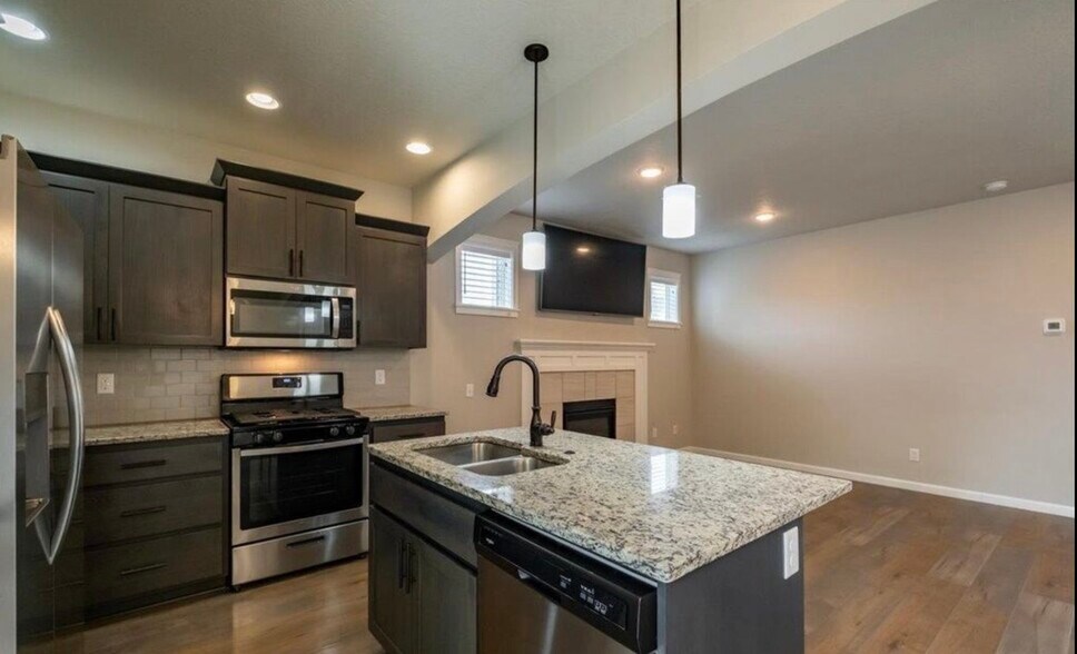 Building Photo - 4164 Sagecrest Dr NE