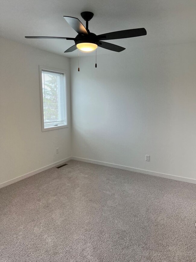 Building Photo - 4 Bed 2 Bath Twin Home