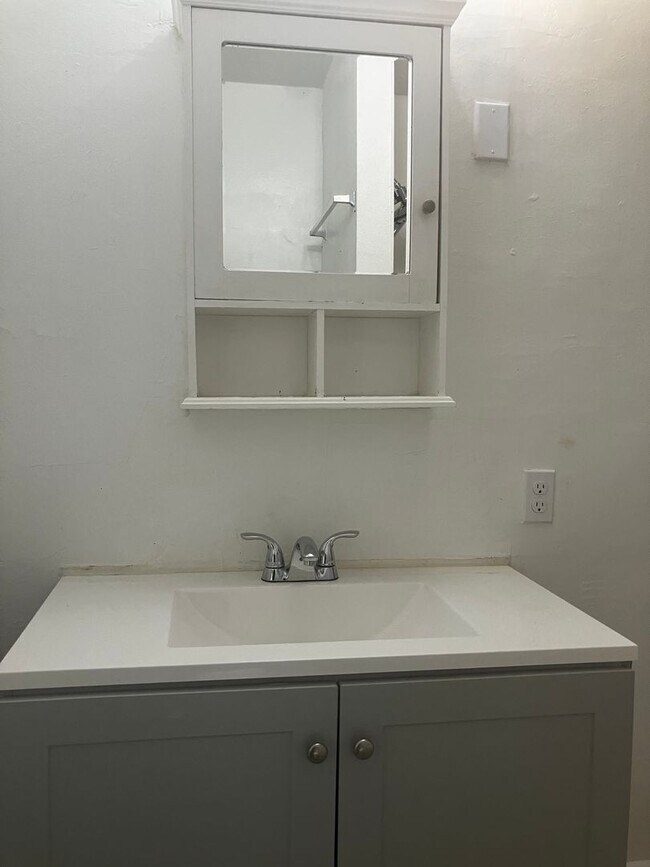 Building Photo - Cute one bedroom