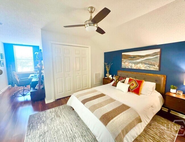 Building Photo - Beautifully designed end unit townhome Available 1/6/26