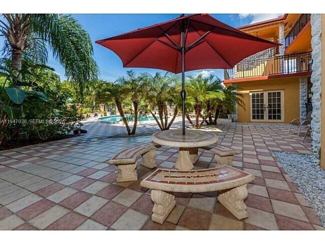 Building Photo - 744 NE 14th Ave