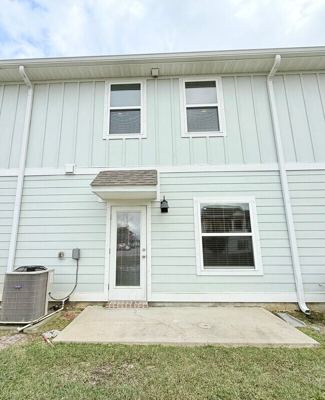 Building Photo - Stunning Townhome - Prime Pensacola Location