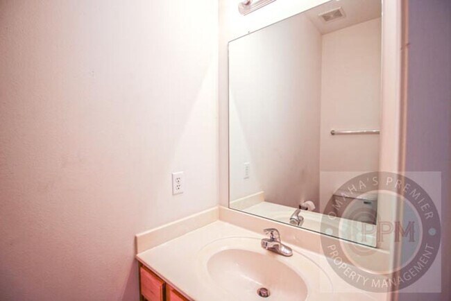 Building Photo - Deposit Special: $500 off rent! Beautiful ...