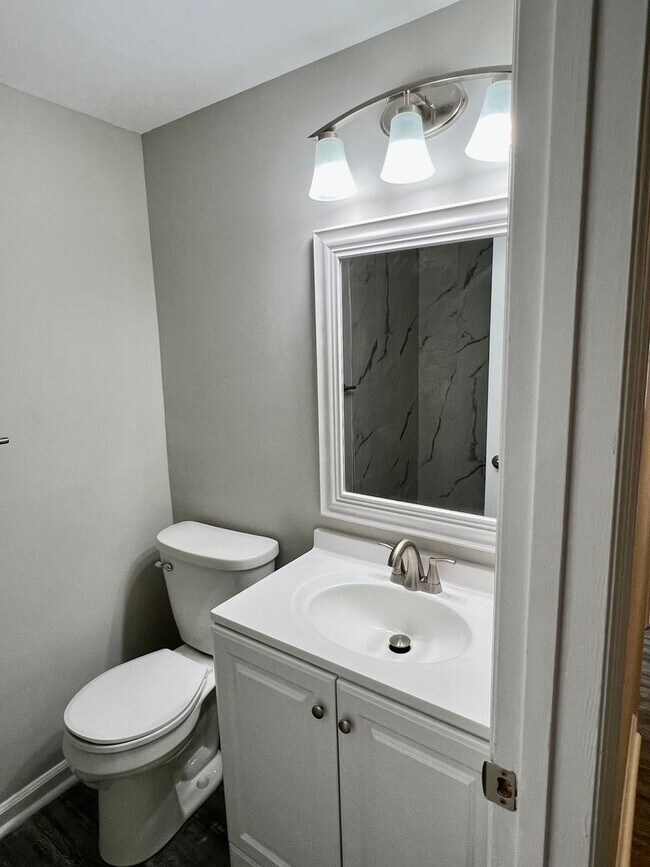 Building Photo - University Spacious 1st floor Condo