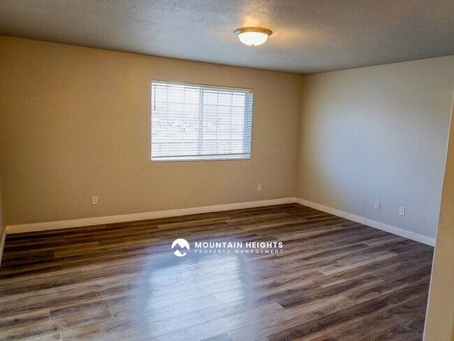 Building Photo - 26 W 7500 S