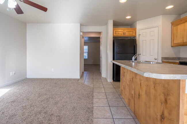 Building Photo - Hidden Valley Townhome Available -  Most utilities included!