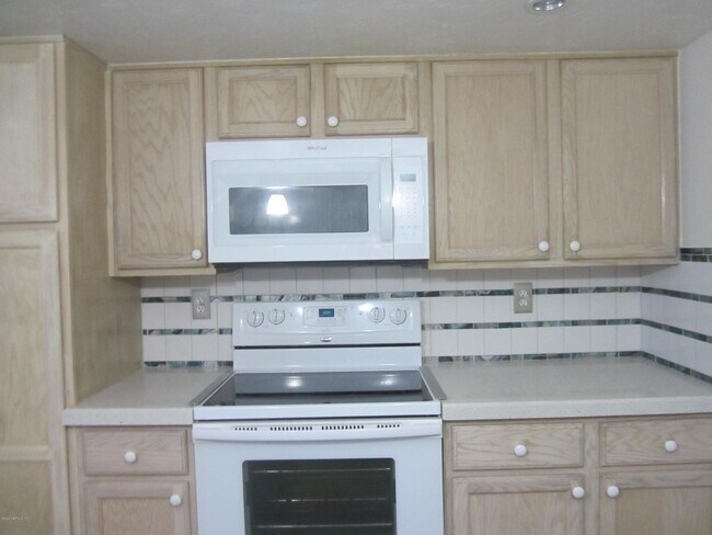 Building Photo - 4401 Seagate Ln N
