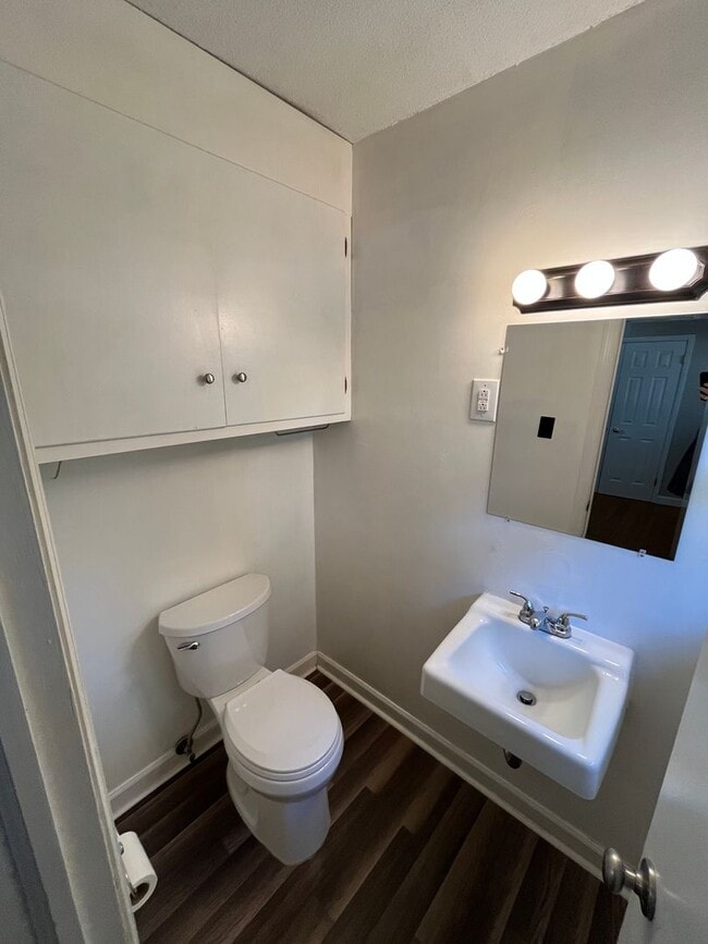 Building Photo - Charming 3-bedroom 1.5-bathroom brick home