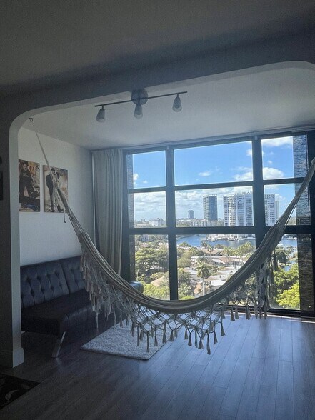 Building Photo - 400 Leslie Dr