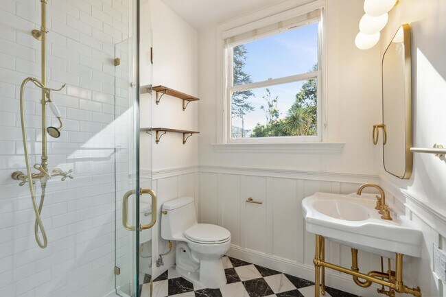 Building Photo - 123 10th Ave