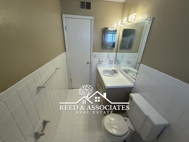 Building Photo - 2-Story Duplex Located Near UofM!