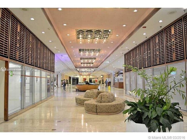 Building Photo - 905 Brickell Bay Dr