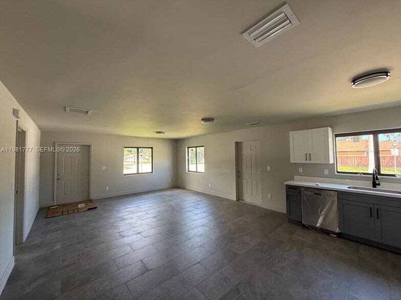 Building Photo - 2806 NW 9th Ct