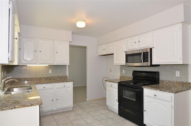 Building Photo - 3806 Pine Ct