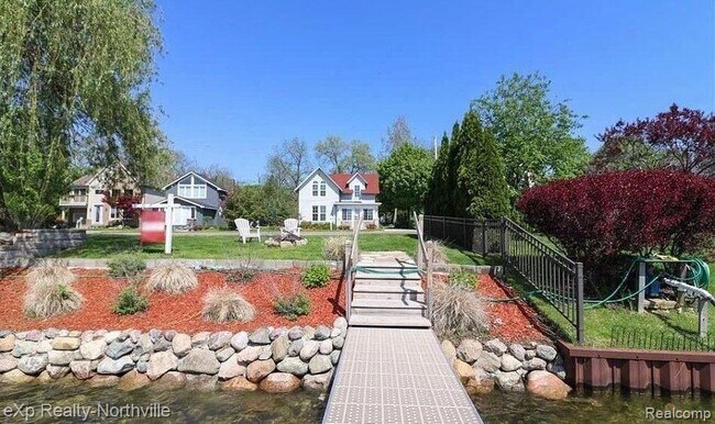 Building Photo - 212 S Pontiac Trail