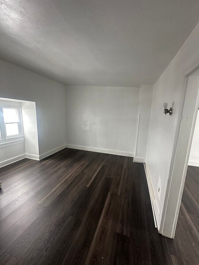 Building Photo - 927 W Poplar St